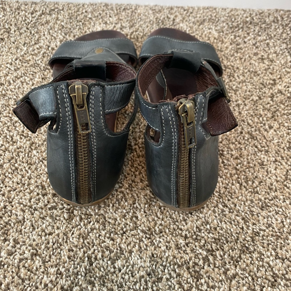 Roan. Womens size 6. Like new condition. So comfy